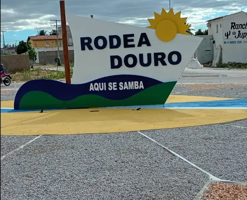Monumento Rodeadouro com a frase Aqui se samba